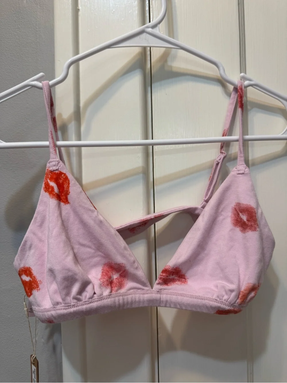 SKIMS SLEEP PLUNGE BRA
COLOR: CHERRY BLOSSOM LIPSTICK - Picture 2 of 3